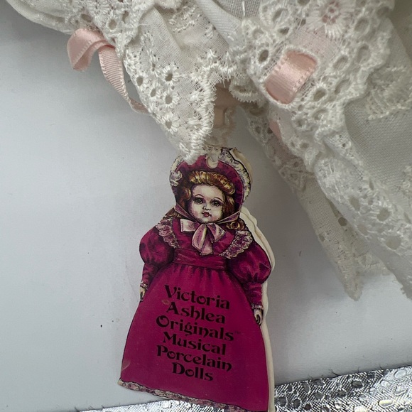 Victoria Ashlea Originals Global Art Porcelain Musical Doll 1983s Box, Tags - Picture 6 of 14
